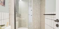 Vivienne quo architecture d'intérieure moderne salle de bain évier noir douche sol chauffant 